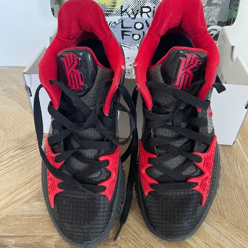 Kyrie low 4 black and red